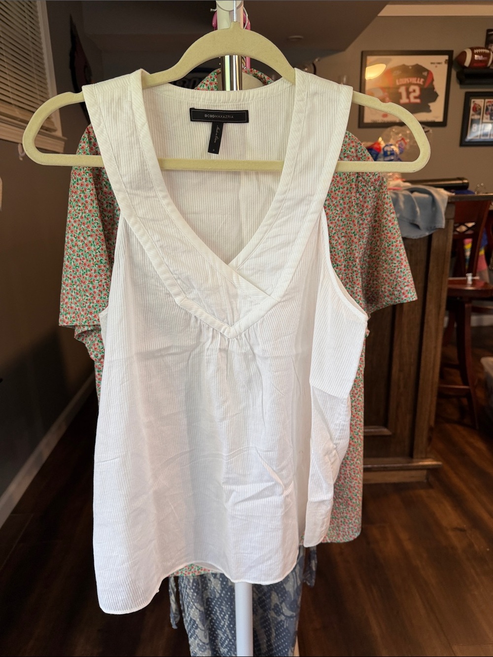 BCBGMaxAzria White V-Neck Sleeveless Blouse
